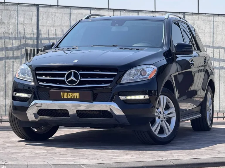 Чорний Mercedes-Benz ML 350 2015 - вигляд спереду