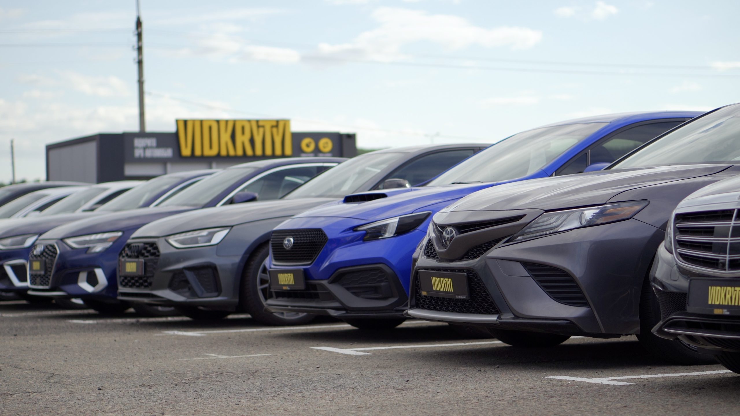 Автомобілі на майданчику Відкритого Автосалону